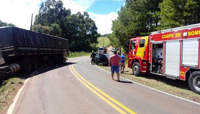 Laranjeiras – Grave acidente entre carreta e Ford Siena é registrado na PR 565